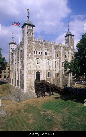 Turm von London White Tower Union Flagge Gösch normannische Architektur 12. Jahrhundert halten Burg Festung Reisen Tourismusgeschichte Stockfoto