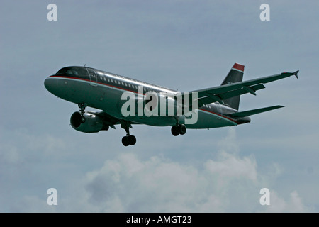 Amerikanische uns Airways Airbus-Flugzeuge landen über Maho Beach niederländischen Sint Maarten Stockfoto