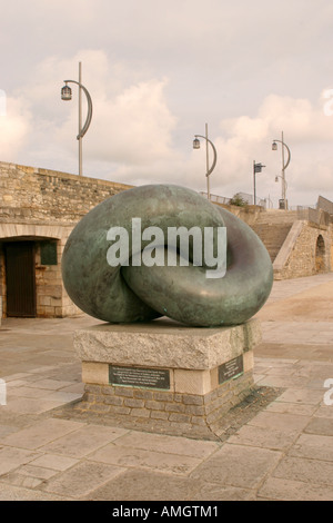 Bande der Freundschaft Skulptur Portsmouth Hampshire England UK Stockfoto