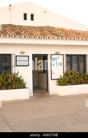 Hafenmeister Büro Hafen Puerto Cabopino August 2006 Stockfoto