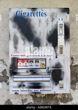 Zigarettenautomat an Wand in Straße Gustavia St Barts montiert Stockfoto