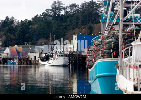 Kommerziellen Fischerboote mit Krabben Töpfe in Newport Oregon geladen Stockfoto