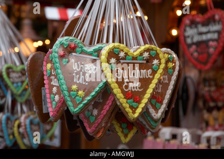 herzförmige Lebküchen hängt an einem Weihnachtsmarkt stall in Berlin Deutschland Stockfoto