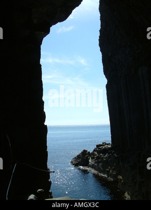 Blick auf den Atlantischen Ozean von innen Fingal s Höhle der Insel Staffa Scotland UK Stockfoto