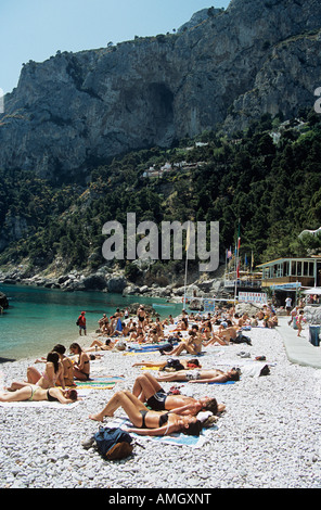 Touristen, die zum Sonnenbaden am Strand von Marina Piccola, Capri, Italien Stockfoto