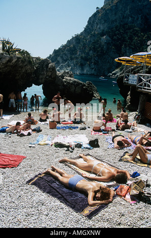 Touristen, die zum Sonnenbaden am Strand von Marina Piccola, Capri, Italien Stockfoto