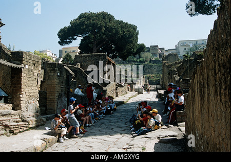 Schülerinnen und Schüler auf einem Schulausflug, archäologische Stätte Herculaneum, Herculaneum, in der Nähe von Neapel, Kampanien, Italien Stockfoto