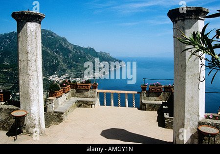 Blick von der Terrasse im Garten, Villa Rufolo, Ravello, Amalfiküste, Kampanien, Italien Stockfoto