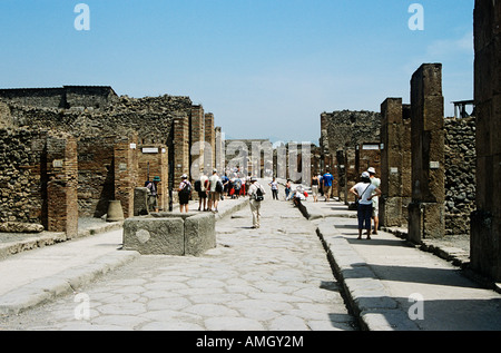 Touristen in Via Dell' Abbondanza, archäologische Stätte von Pompeji, Pompeji, in der Nähe von Neapel, Kampanien, Italien Stockfoto