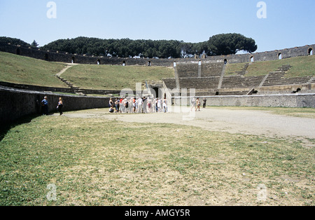 Touristen im Amphitheater, archäologische Stätte von Pompeji, Pompeji, in der Nähe von Neapel, Kampanien, Italien Stockfoto