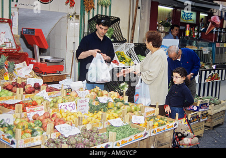 Kunden kaufen Obst und Gemüse in einem Straßenmarkt, Sorrent, Kampanien, Italien Stockfoto