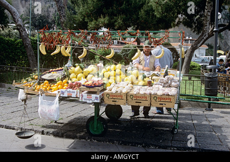 Mann mit Obst an einem mobilen Stand in einer Straße, Sorrent, Kampanien, Italien Stockfoto