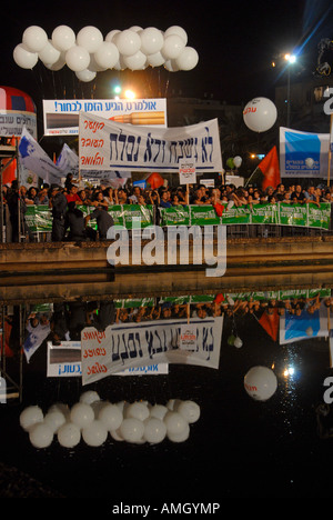 Die Israelis halten Plakate, während sie des Jahrestages des Jitzhak-Rabin-Attentats auf dem Rabin-Platz in Tel Aviv, Israel, gedenken Stockfoto