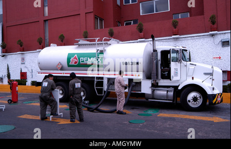 Mexiko, Mexiko-Stadt, PEMEX (Petroleos de Mexico) Tanker Panzer an Tankstelle tanken. Stockfoto