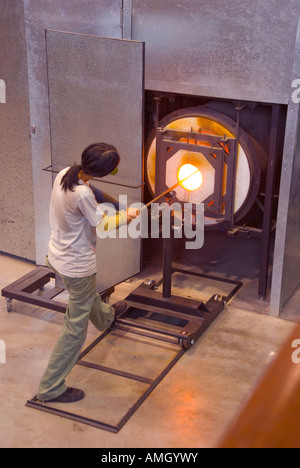 Glas-Künstler bei der Arbeit in der Canberra-Glashütte Stockfoto