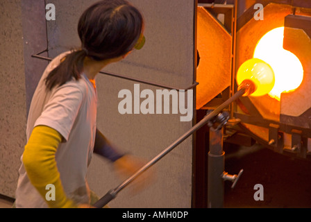 Glas-Künstler bei der Arbeit in der Canberra-Glashütte Stockfoto