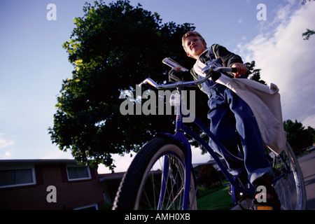 Zeitung Junge auf Fahrrad Stockfoto