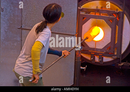 Glas-Künstler bei der Arbeit in der Canberra-Glashütte Stockfoto