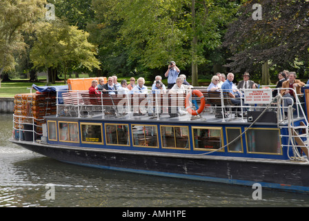 Tagesausflügler auf eine Bootstour durch Abingdon in Oxfordshire Stockfoto