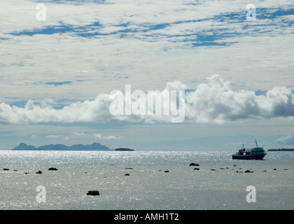 Ein Schiff fährt von vor der Küste von Malamala Insel, Nadi, Fidschi Stockfoto