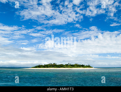 MalaMala Insel vor der Küste von Nadi auf Fidschi, umgeben von kristallklarem Wasser und strahlend blauen Himmel an einem heißen Sommertag Stockfoto