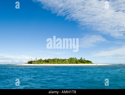 MalaMala Insel vor der Küste von Nadi auf Fidschi, umgeben von kristallklarem Wasser und strahlend blauen Himmel an einem heißen Sommertag. Stockfoto