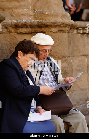 Ältere italienische Pärchen, Blick auf die Karte, Florenz, Italien Stockfoto