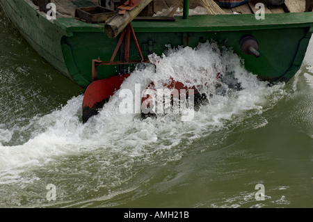China Guangxi Fuli Dorf in der Nähe von Yangshuo Schaum auf der Rückseite der Passagiere Boot Stockfoto