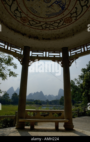 China-Guangxi-Yangshuo in einem typischen Pavillon auf Li Jiang River mit Blick auf die Kalksteinspitzen Stockfoto