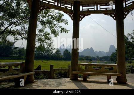 China-Guangxi-Yangshuo in einem typischen Pavillon auf Li Jiang River mit Blick auf die Kalksteinspitzen Stockfoto