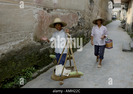 China Guangxi Fuli Dorf in der Nähe von Yangshuo zwei Frauen, die Güter transportieren Stockfoto