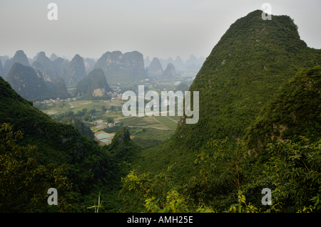 China-Guangxi Yangshuo Landschaft aus den Moon Hill Kalkstein Gipfel Stockfoto