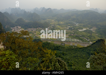 China-Guangxi Yangshuo Landschaft aus den Moon Hill Kalkstein Gipfel Stockfoto