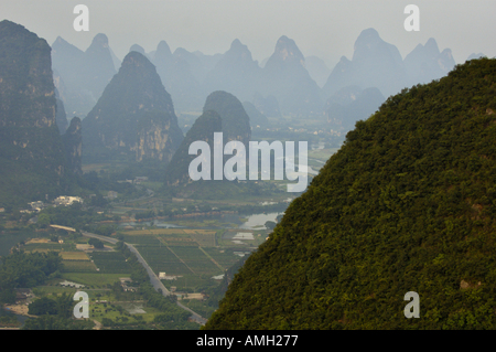 China-Guangxi Yangshuo Landschaft aus den Moon Hill Kalkstein Gipfel Stockfoto
