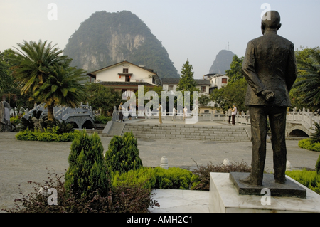 Statue auf der Sun Zhongshan Rede Plattform, Yangshuo, Guangxi, China zu machen. Stockfoto