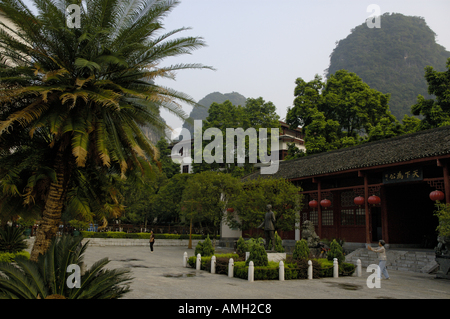 China-Guangxi Yangshuo Sun Zhongshan Rede Plattform mit einer reifen Frau praktizieren Tai Chi Chuan an einem frühen Morgen machen Stockfoto