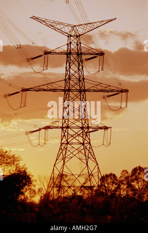 Elektrische Turm bei Sonnenuntergang Stockfoto