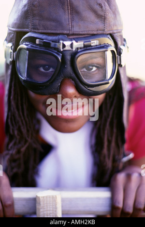 Porträt von Mädchen trägt Brille sitzt in Seifenkiste Stockfoto