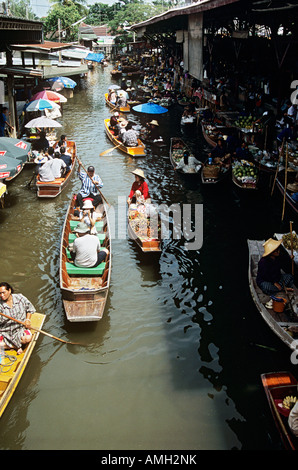 Passagiere in Booten, schwimmenden Markt von Damnoen Saduak, Provinz Ratchaburi, in der Nähe von Bangkok, Thailand Stockfoto