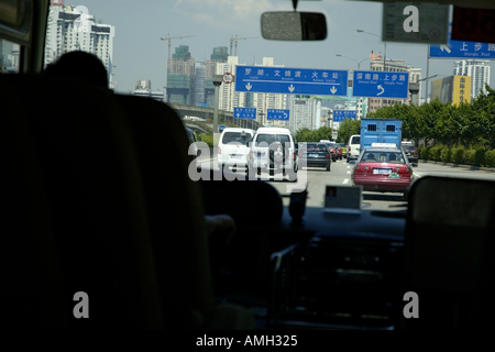 Im Inneren ein Passagierbus auf einer Autobahn, Shenzhen, Grangdong, China. Stockfoto