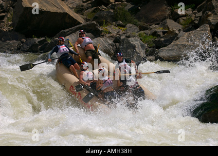 Eine Gruppe von Männern erfolgreich paddeln eine grüne Floß über Tunnel Fälle in Gore Canyon auf dem Colorado River, CO, USA Stockfoto