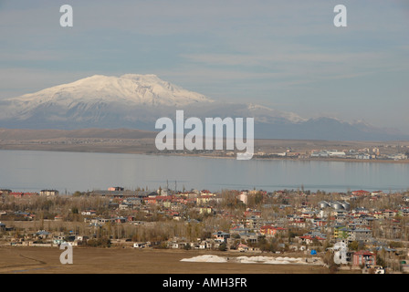 Van Seenlandschaft mit Süphan Dagi Vulkan im Hintergrund, Provinz Van, Türkei Stockfoto