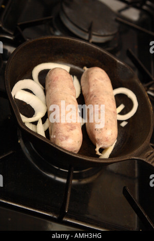 Würstchen aus Schweinefleisch mit Zwiebel in einer Pfanne Kochen Stockfoto