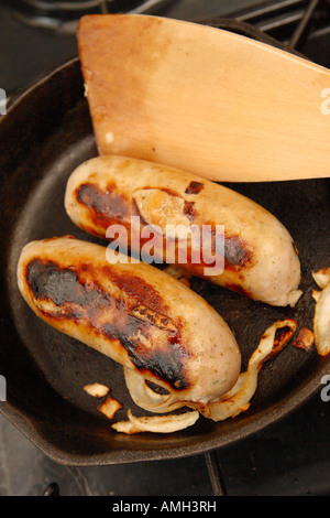 Würstchen aus Schweinefleisch mit Zwiebel in einer Pfanne Kochen Stockfoto