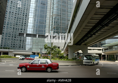 Rote Taxi fahren vorbei an modernen Wolkenkratzern, Hong Kong Island, Hongkong, China. Stockfoto