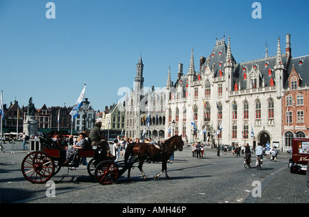 Pferd und Wagen und Gebäuden in den Markt, Markt Platz, Brügge, Belgien Stockfoto