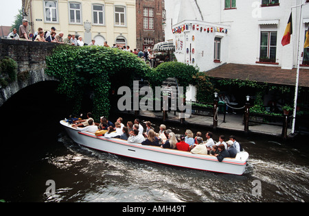 Touristen in einem Boot auf einem Kanal, Brügge, Belgien Stockfoto