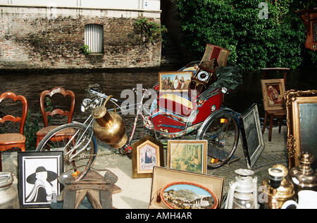 Antiquitäten zum Verkauf auf einem Flohmarkt auf einem Bürgersteig neben einem Kanal, Brügge, Belgien Stockfoto