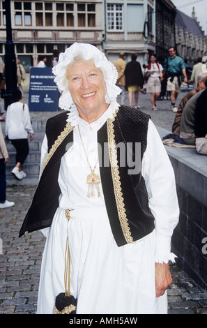 Frau mit mittelalterlichen Kostümen Vorbereitung für Kaiser Karel Parade, Gent, Belgien Stockfoto