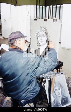 Streetart-Künstler Zeichnung Porträt eines Mädchens in Place du Tertre, Montmartre, Paris, Frankreich Stockfoto